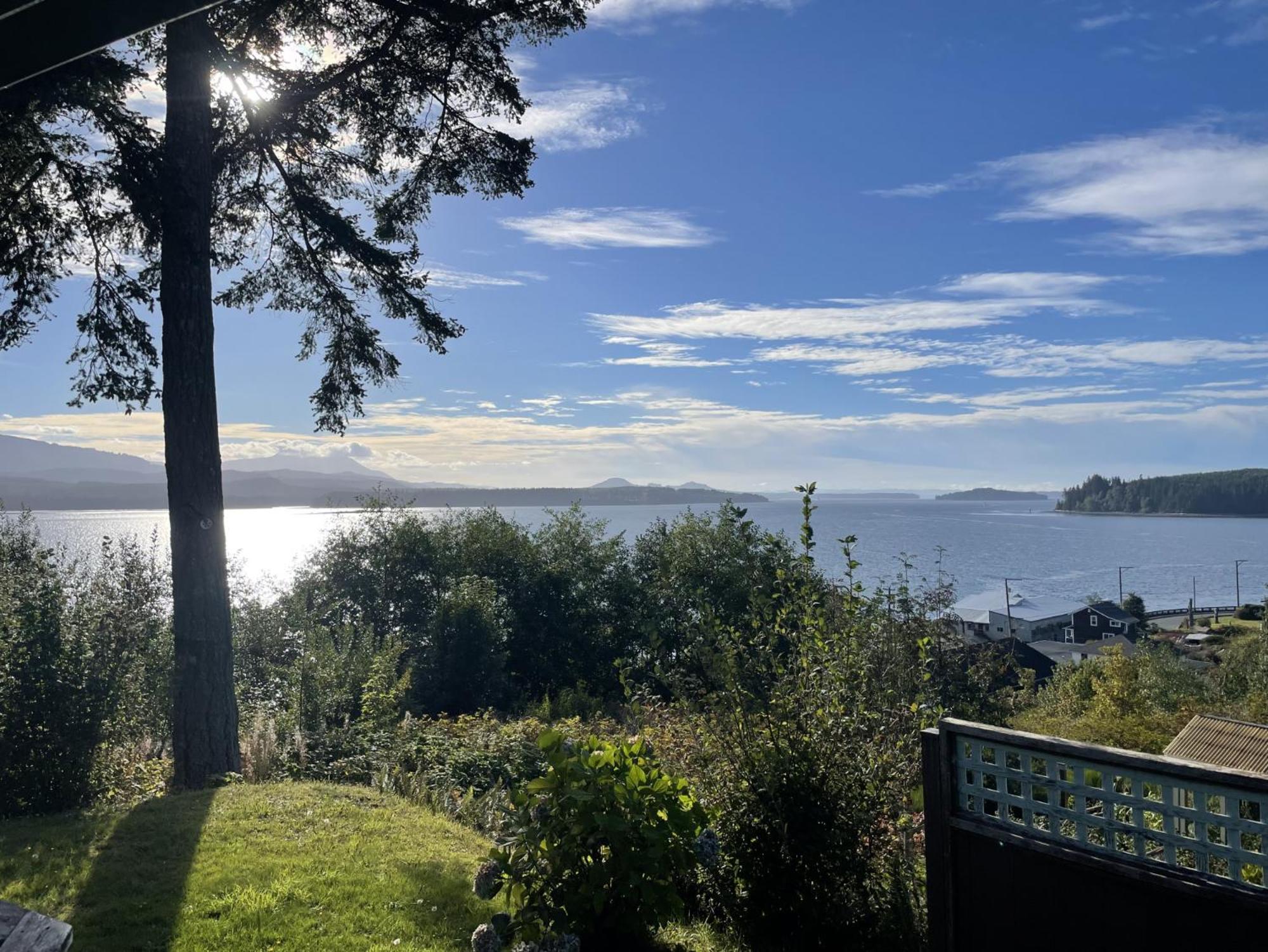 Seine Boat Inn Alert Bay Bagian luar foto