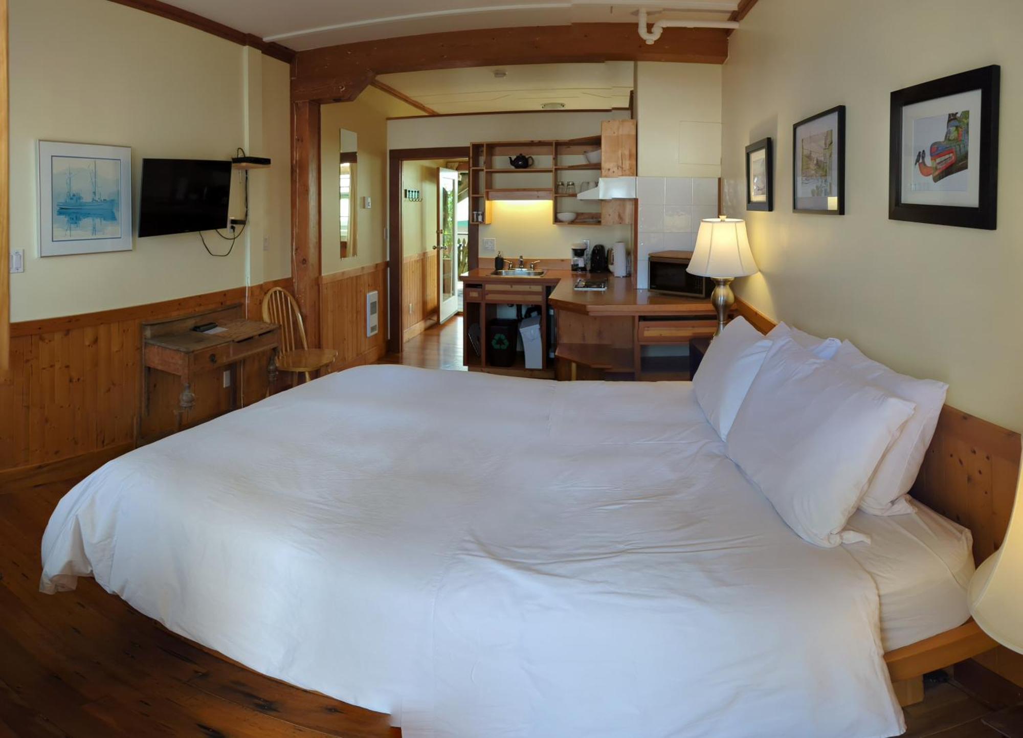 Seine Boat Inn Alert Bay Bagian luar foto