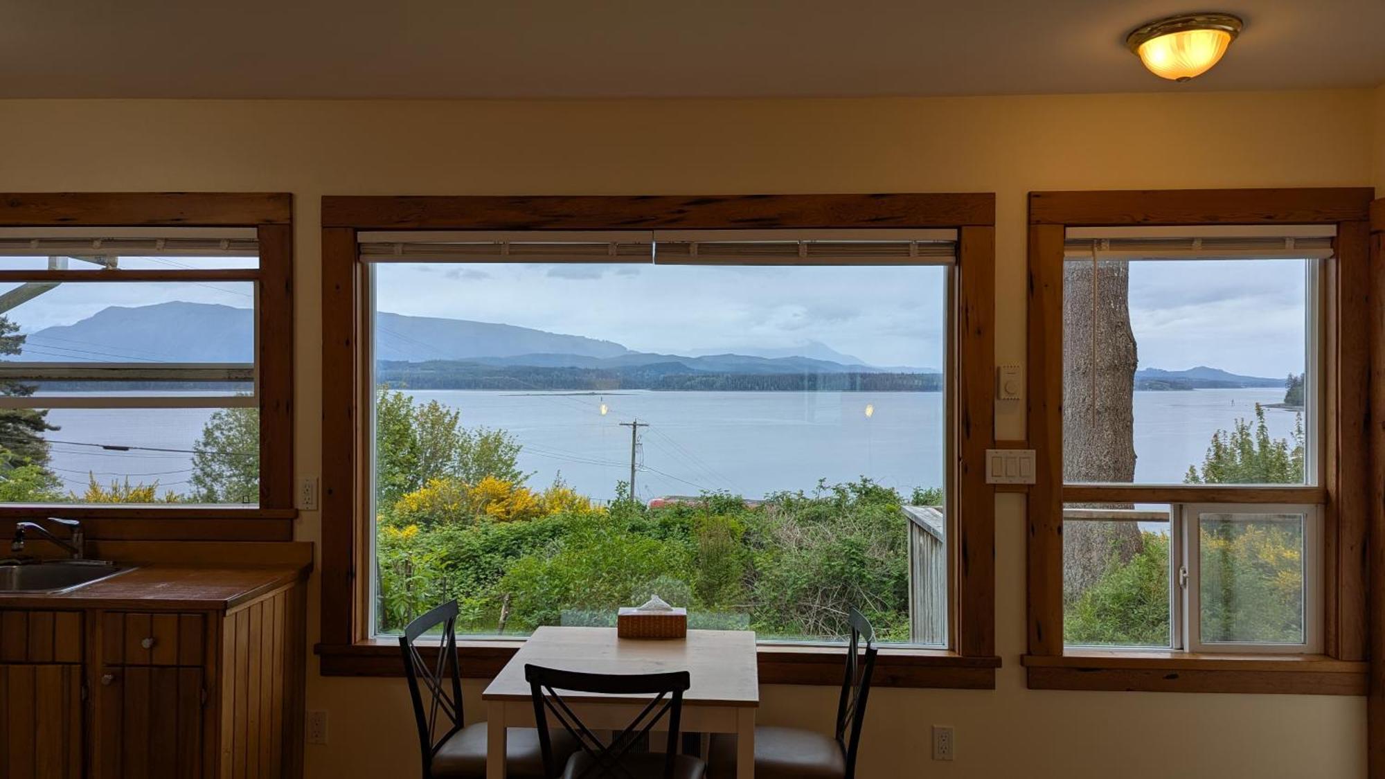Seine Boat Inn Alert Bay Bagian luar foto