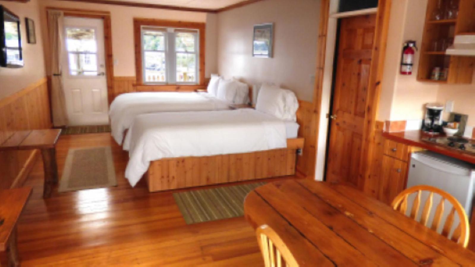 Seine Boat Inn Alert Bay Bagian luar foto