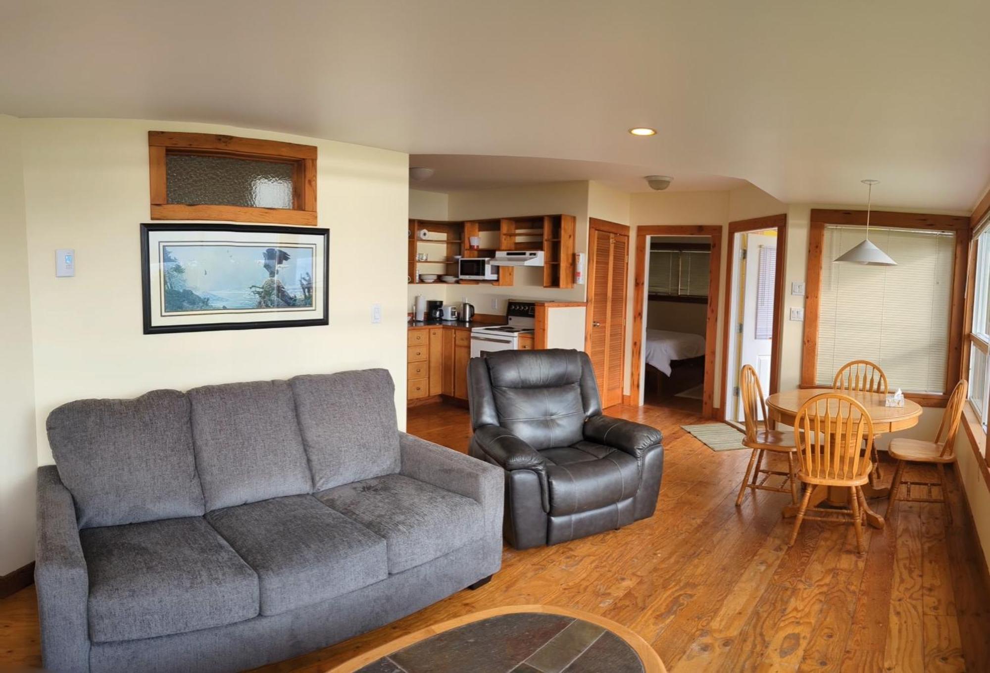 Seine Boat Inn Alert Bay Bagian luar foto