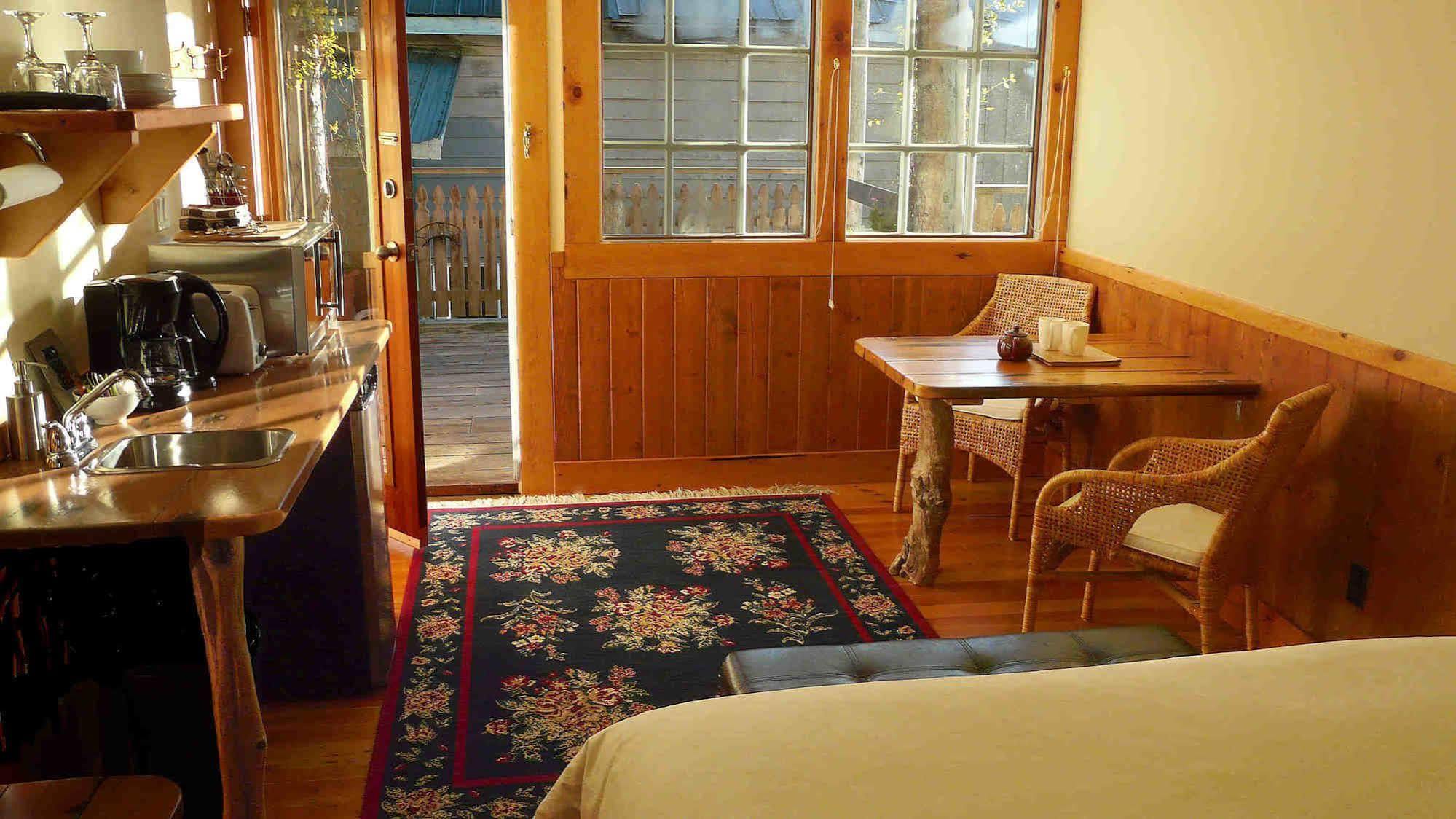 Seine Boat Inn Alert Bay Bagian luar foto