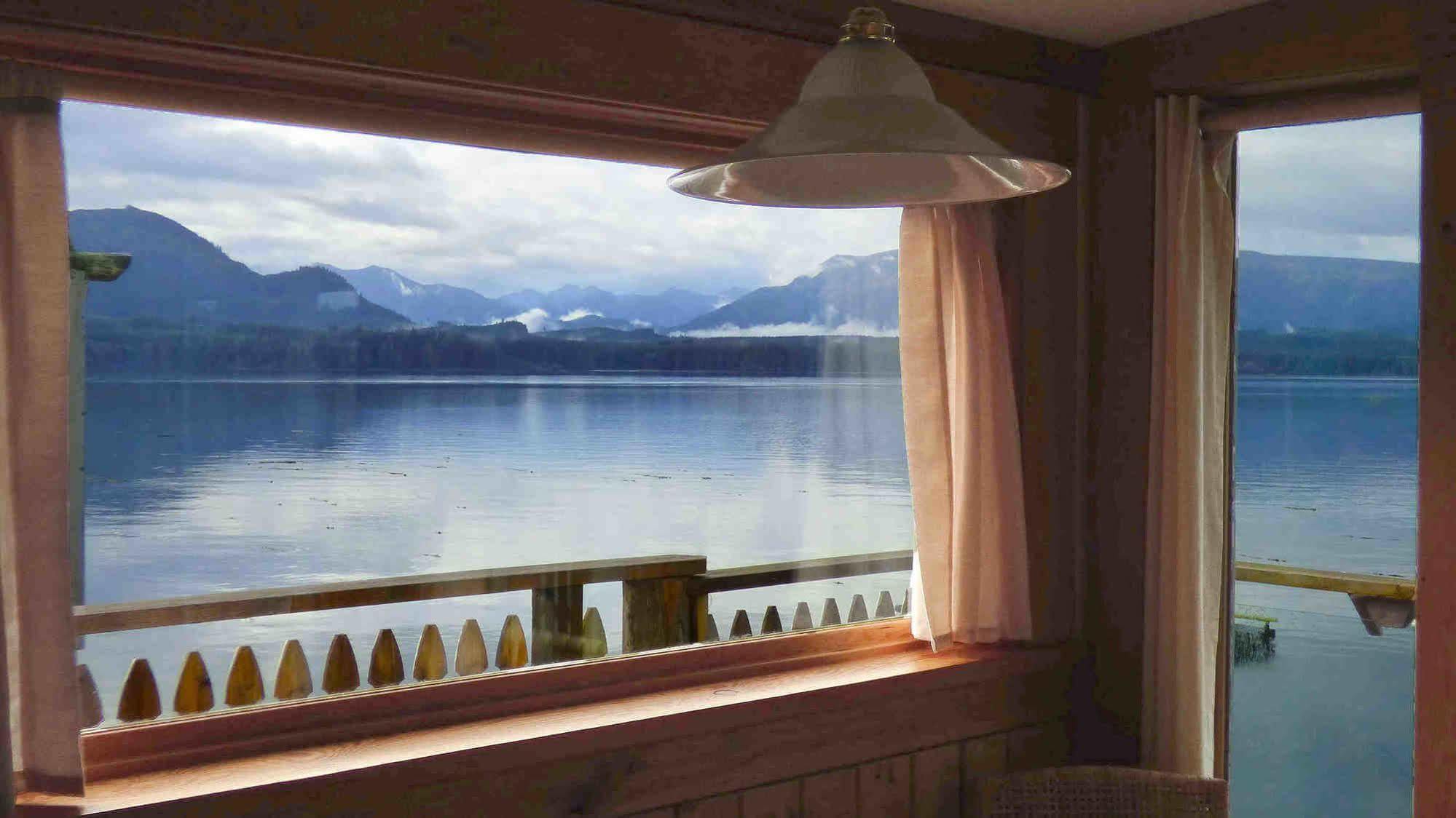 Seine Boat Inn Alert Bay Bagian luar foto
