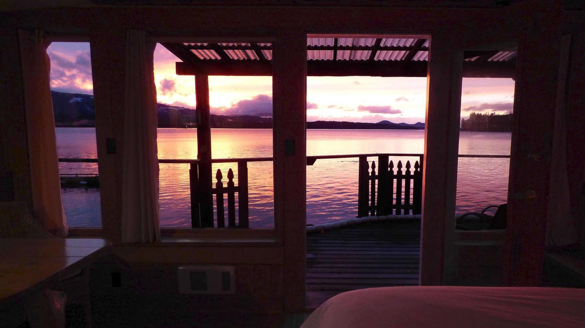 Seine Boat Inn Alert Bay Bagian luar foto